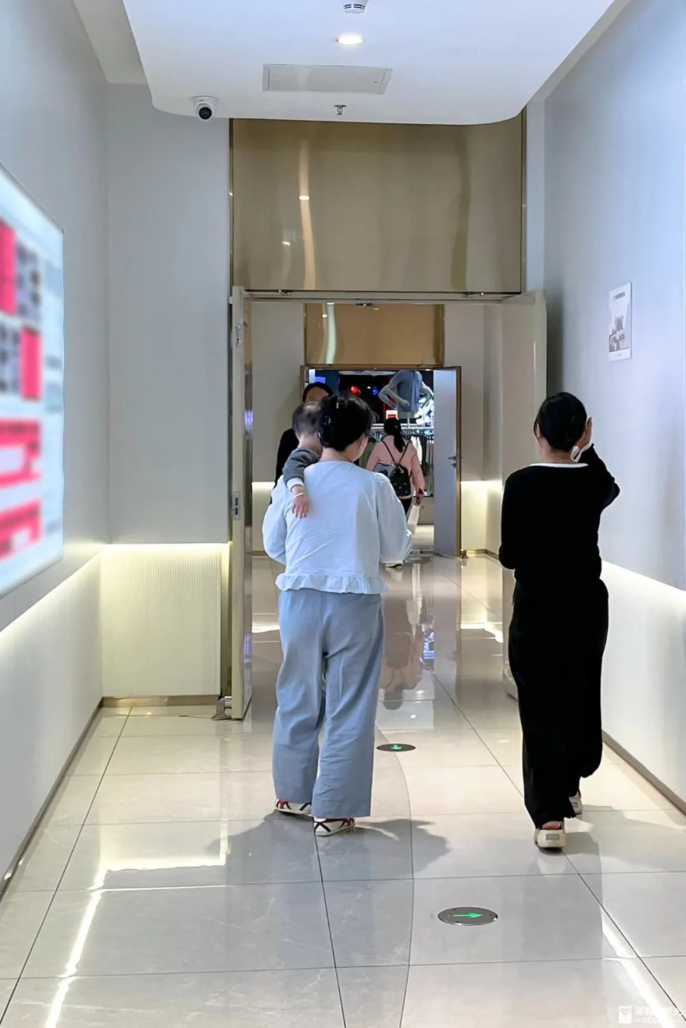 娛樂城:在父嬰室門口,看見超級嬭爸與隱身的父親