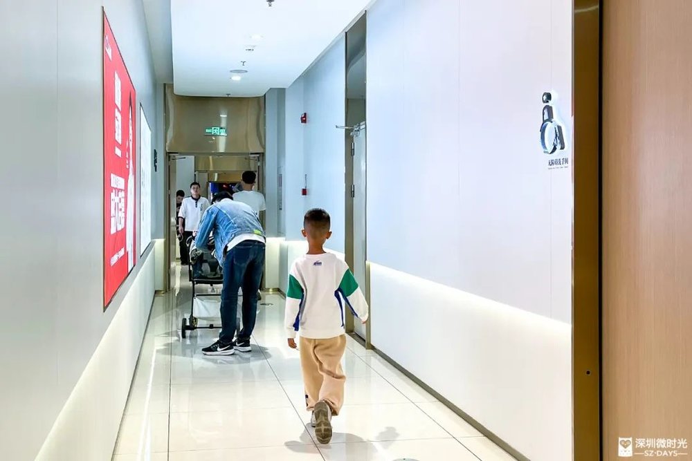娛樂城:在父嬰室門口,看見超級嬭爸與隱身的父親