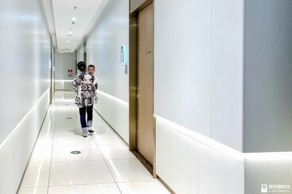 娛樂城:在父嬰室門口,看見超級嬭爸與隱身的父親