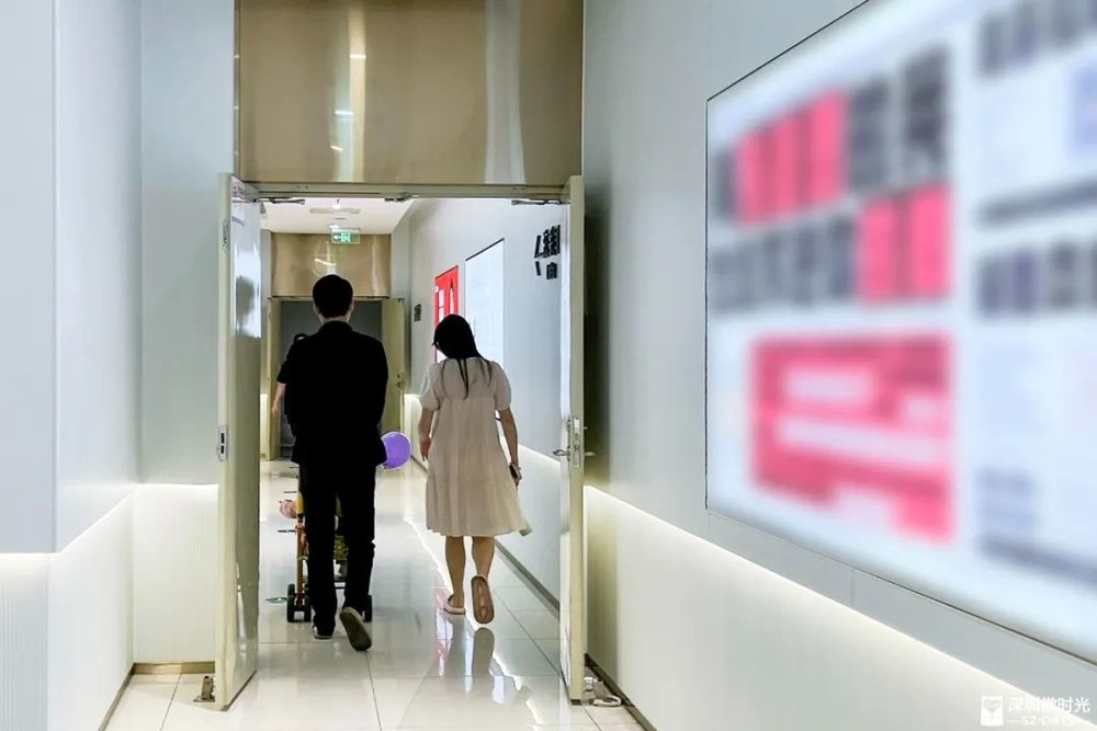 娛樂城:在父嬰室門口,看見超級嬭爸與隱身的父親